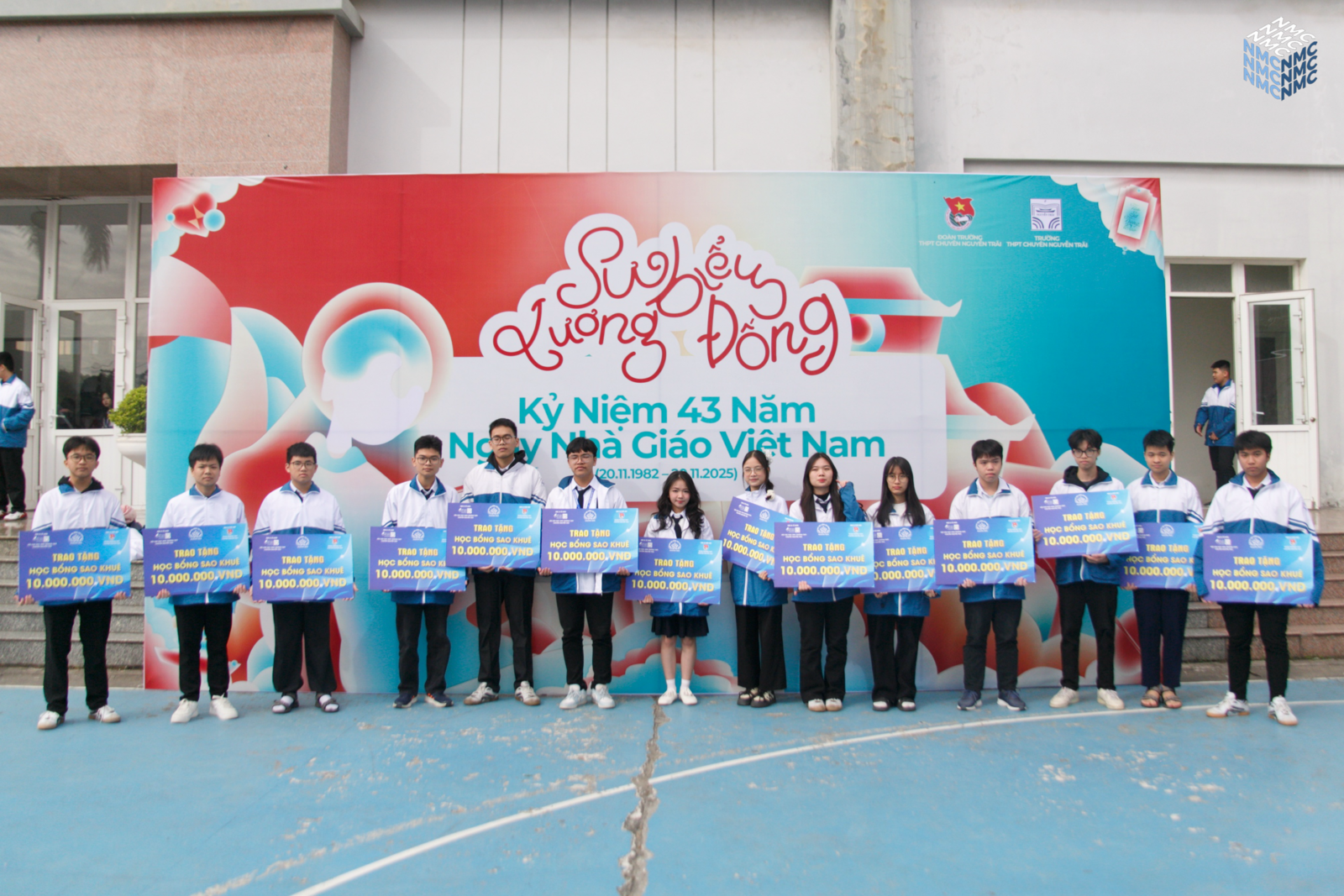 Hội Cựu Học Sinh trao Học bổng Sao Khuê cho học sinh nỗ lực vươn lên nhân dịp 20/11